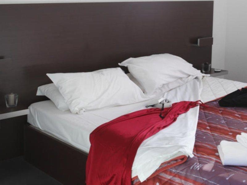 Adonis Carcassonne Hotel Bagian luar foto