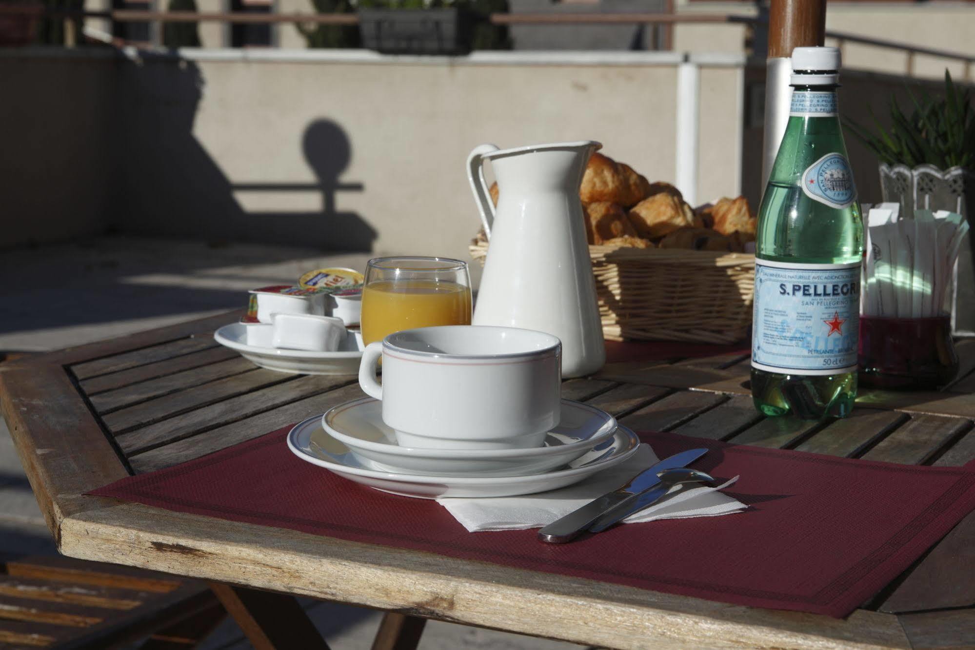 Adonis Carcassonne Hotel Bagian luar foto